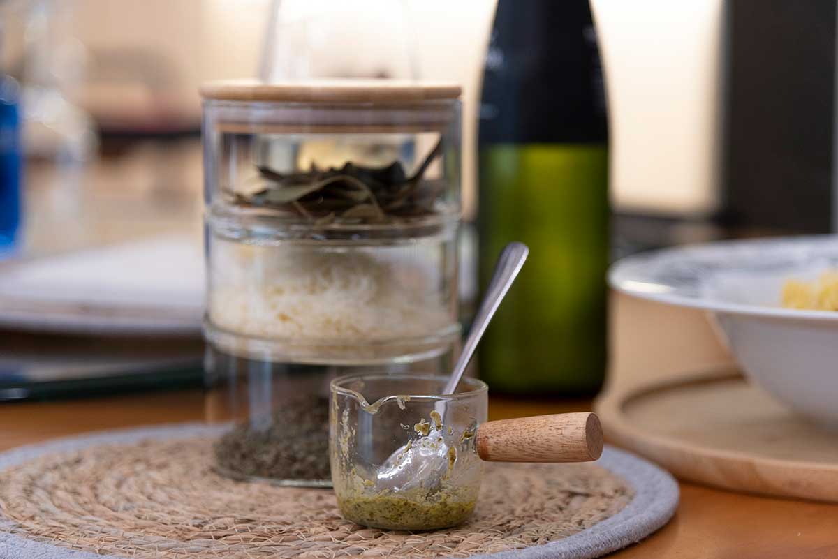 BOROSILICATE GLASS LADLE WITH WOODEN HANDLE