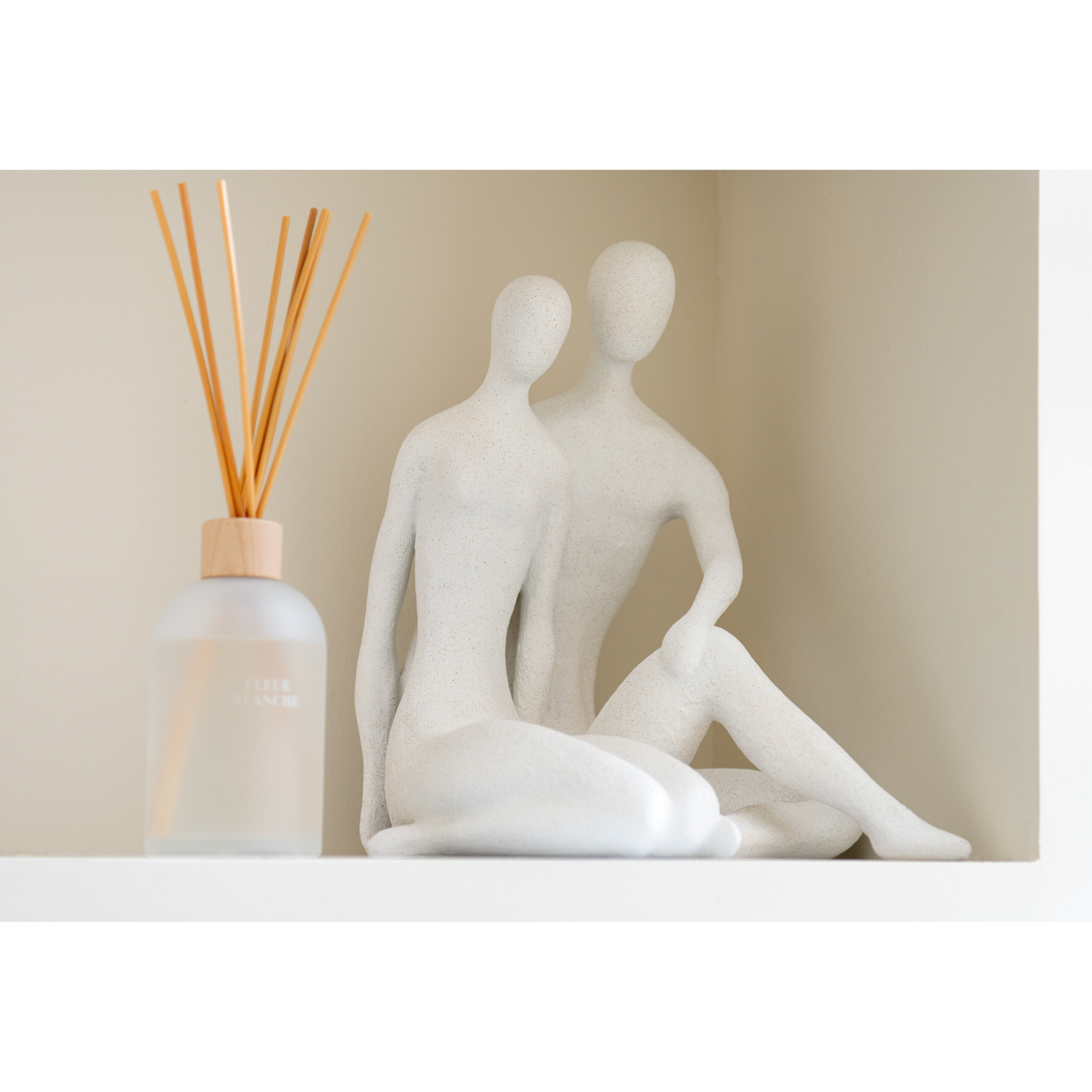 COUPLE SITTING MORDERN RESIN WHITE