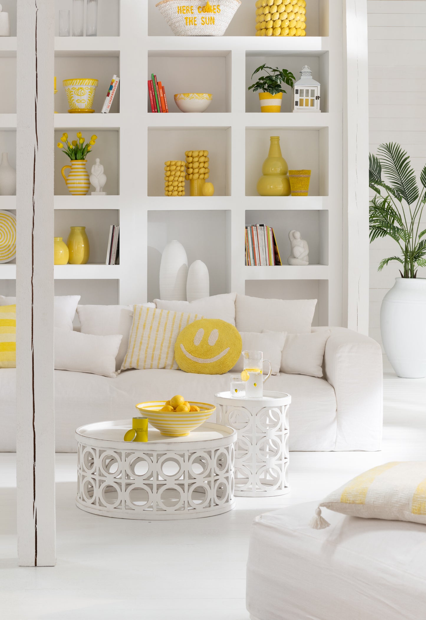 CUSHION SMILEY 45 CM TUFTED YELLOW AND WHITE