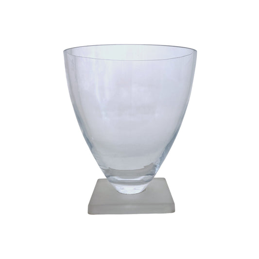 V VASE ROUND FROSTED BASE